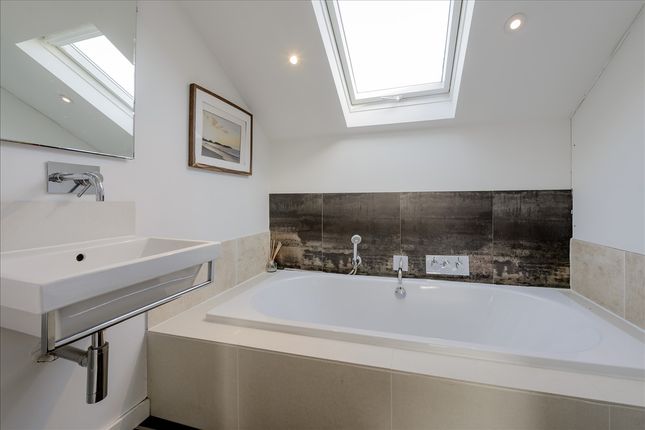 64, St Stephens Avenue, Shepherd's Bush W12 photo 4