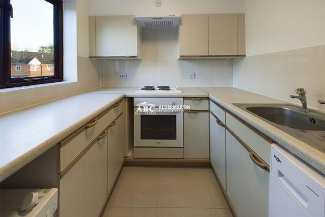 Curlew Court, Flat 5, 17, Magpie Close, London photo 2