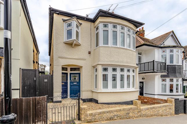 3-bed flat on Beach Avenue, Leigh-On-Sea, £450,000