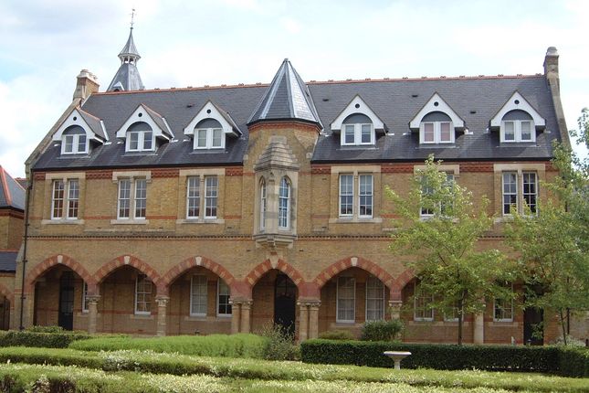 Parking/garage to rent in Keele Close, Watford