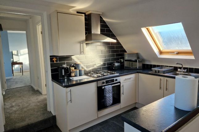 Flat to rent in Hawthorn Way, Shepperton