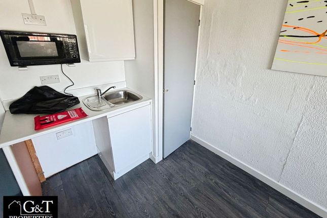 Room 3, 157 Greenlawns, Tipton photo 2