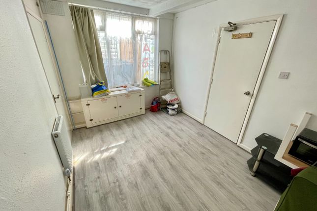 End terrace house for sale in Barbers Lane, Luton, Bedfordshire