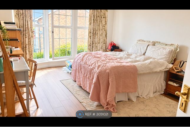St James Close, New Malden photo 3