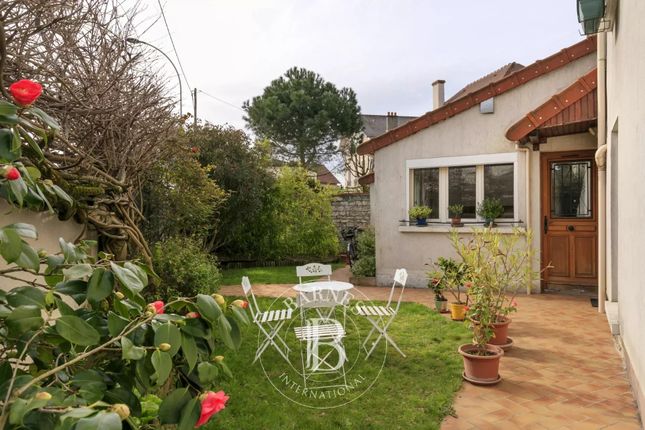 Detached house for sale in Chatou, 78400, France