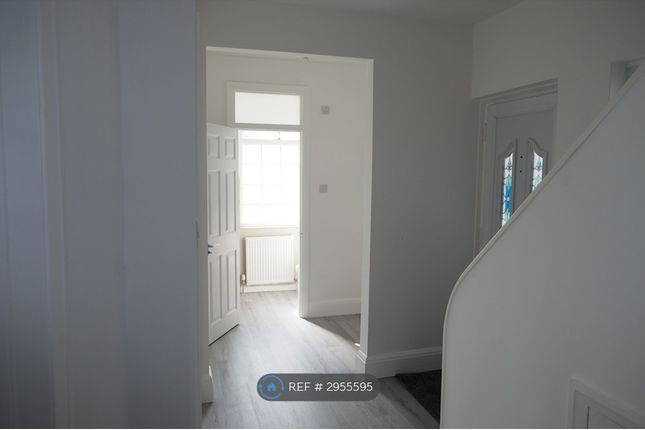 Warwick Avenue, Edgware photo 2