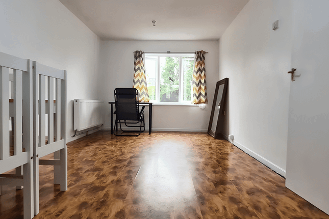 65, Sycamore Close, London photo 5
