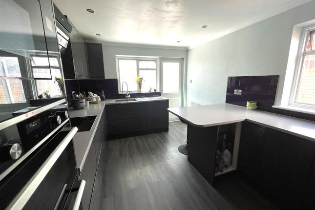 29, Oakcroft Gardens, Littlehampton photo 3