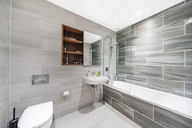 Flat for sale in Tizzard Grove, London