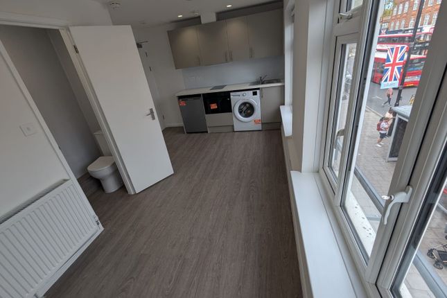 Studio flat on A 168, High Road, London, £1,250/mo