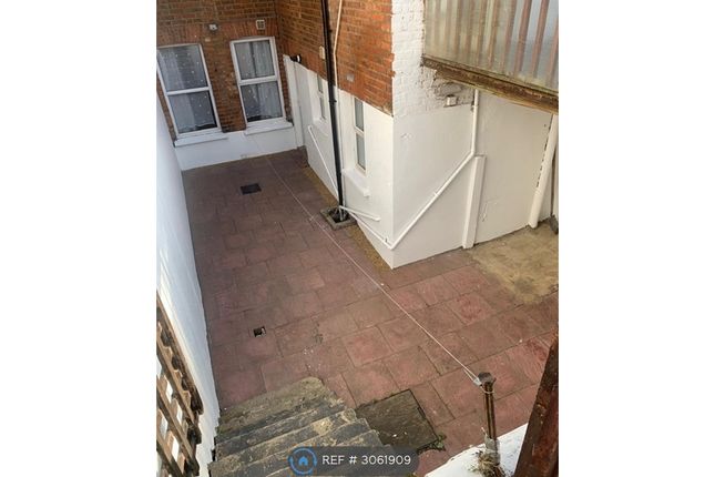 A Vicarage Road Basement Floor Flat, London photo 4