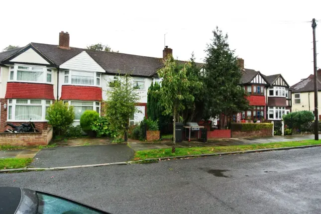 Well Presented 3 - Bedroom Terraced House To Let