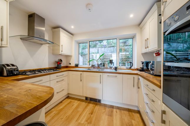 12, Cherry Tree Avenue, Surrey photo 4