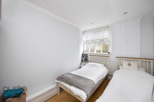 Flat for sale in Queens Park Road, Brighton