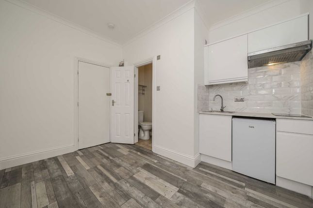 Flat 4, 104, Hammersmith Grove, London photo 3