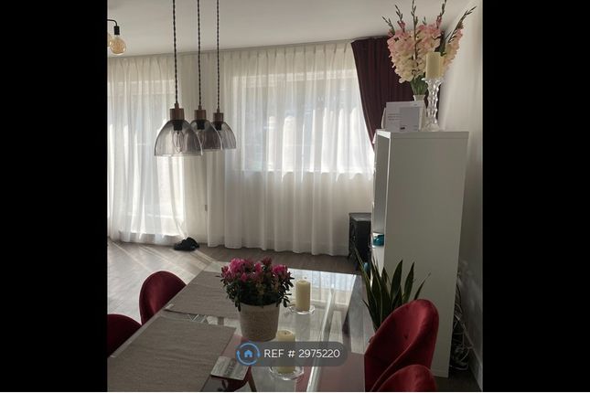 2-bed flat on Chipstead Valley Road, Apartment  Foxville Apartments, Coulsdon, £2,000/mo