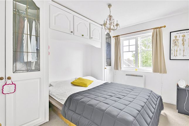 Flat for sale in Avondale Gardens, Hounslow