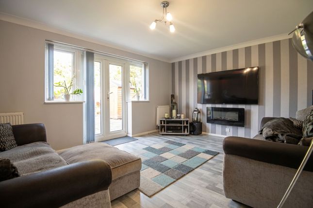 20 Evesham Close, Wellingborough photo 2