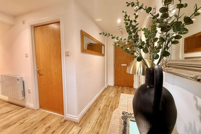 Flat 4, Dolphin House, Sutton Wharf, Plymouth photo 3