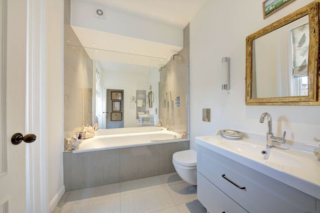 Flat for sale in Royal Crescent, Holland Park