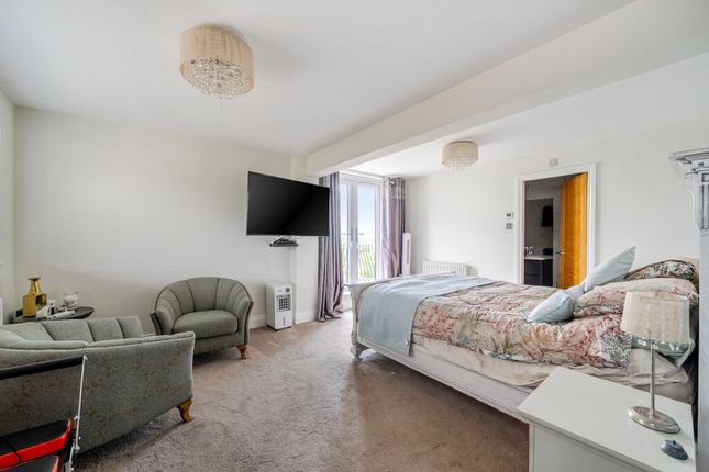8, Wood Mount, Wakefield photo 4