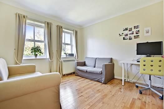 Thumbnail Flat to rent in Alfred Close, London