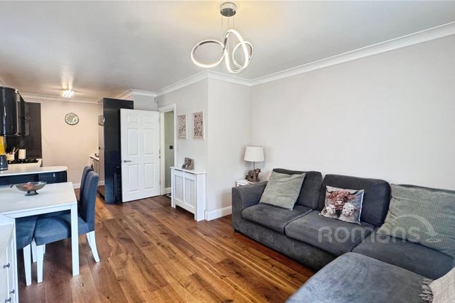 24, Overton Court, Farnham photo 3
