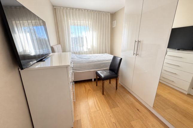 Flat 32 Orme House, Haggerston Road, London photo 4