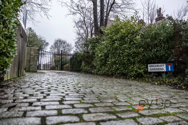 Coverdale, Brearley Gardens, Off Victoria Road, Liversedge photo 4