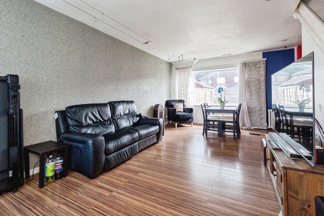 3, Leaburn Drive, Manchester photo 4