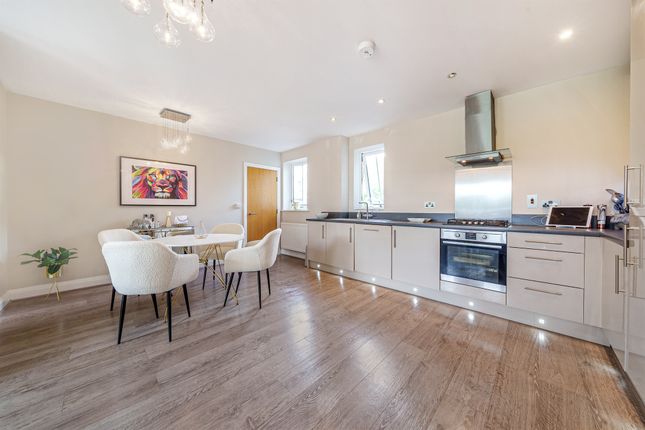 Thumbnail Flat for sale in Kingfisher Drive, Maidenhead