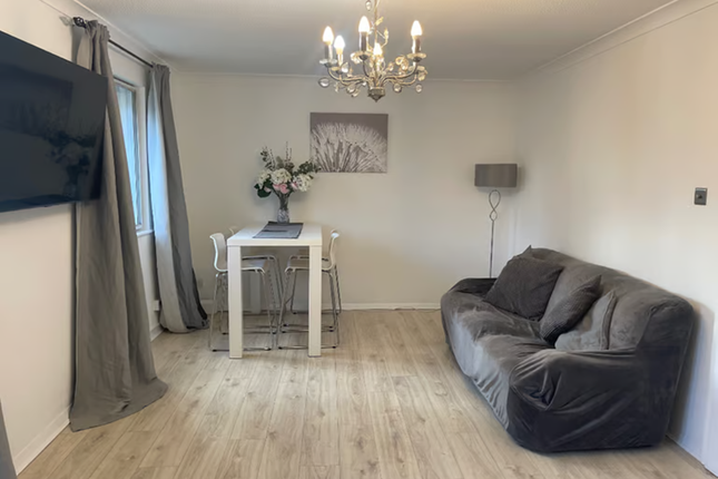 Flat to rent in Wavel Place, London, Crystal Palace