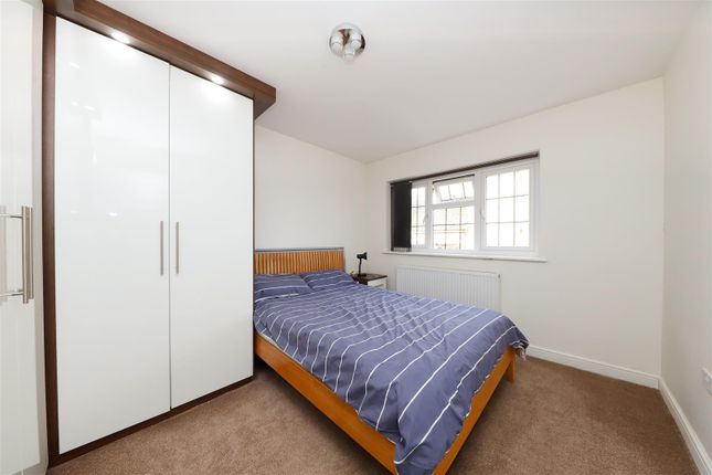 4, Lovett Road, Harefield photo 2