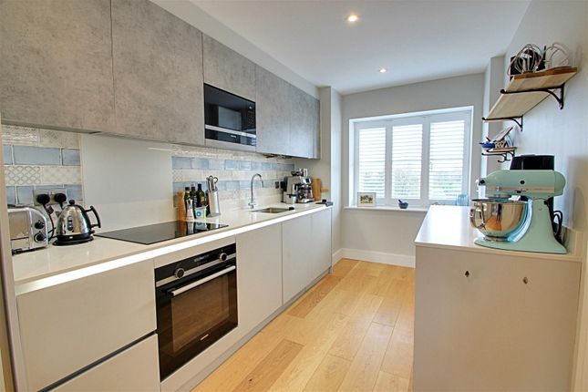 2 Chestnut Close, Langley Road, Kings Langley photo 3