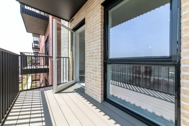 Flat for sale in Forestaro House, Hayes