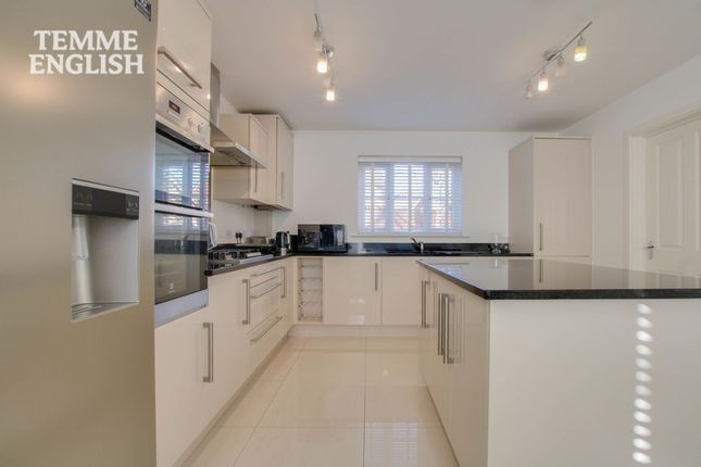 27 Scholars Crescent, Basildon photo 3