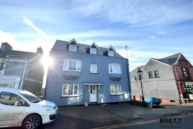 Flat to rent in Flat 4 Liberal House, 96 Charles Street, Milford Haven, Pembrokeshire.