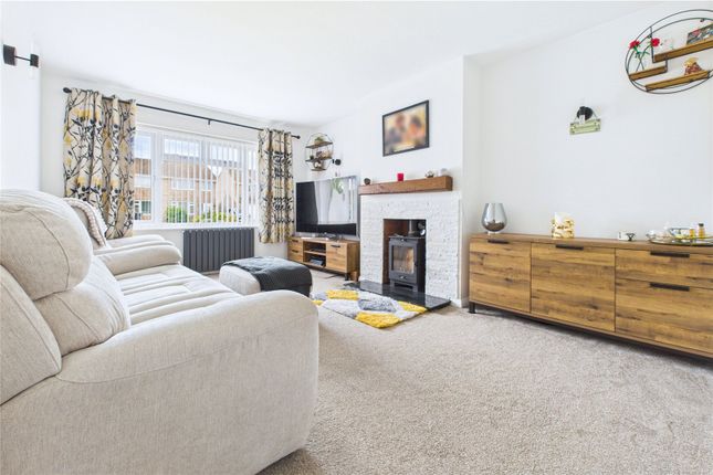 29, Deben Crescent, Swindon photo 4