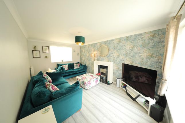 33, Sovereign Way, Hull photo 2