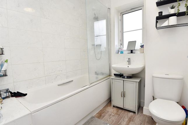 6, Spinners Way, Gillingham photo 4