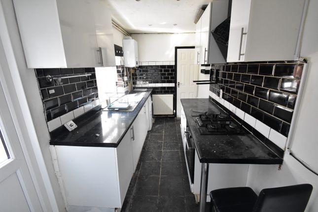 Terraced house to rent in Butlin Road, Luton, Bedfordshire