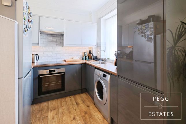 Flat 2, 6 Beenland Place, Torquay photo 3
