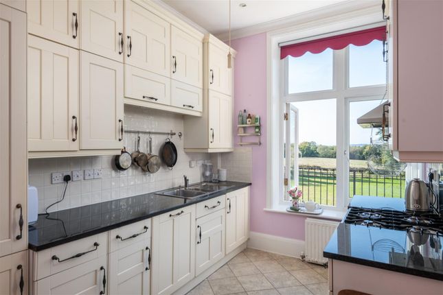 Holmesdale Park, Coopers Hill Road, Nutfield RH1, 3 bedroom flat for ...