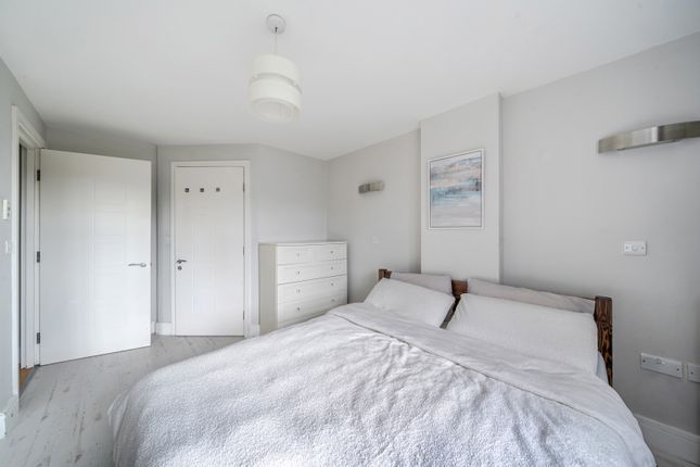 1 Lyndale, 40, Mill Place, Kingston Upon Thames photo 4