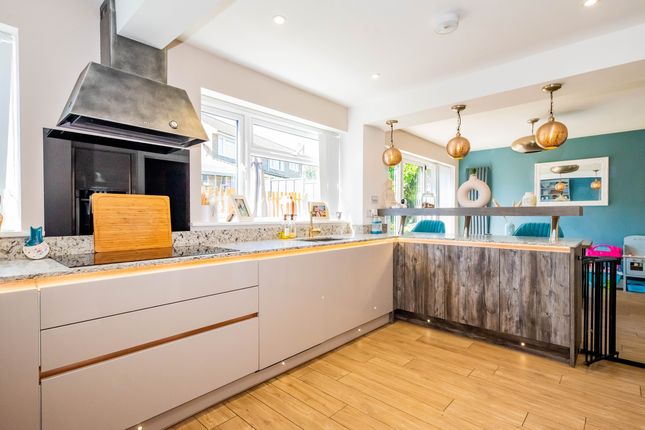11 Bramling Avenue, Yateley photo 2