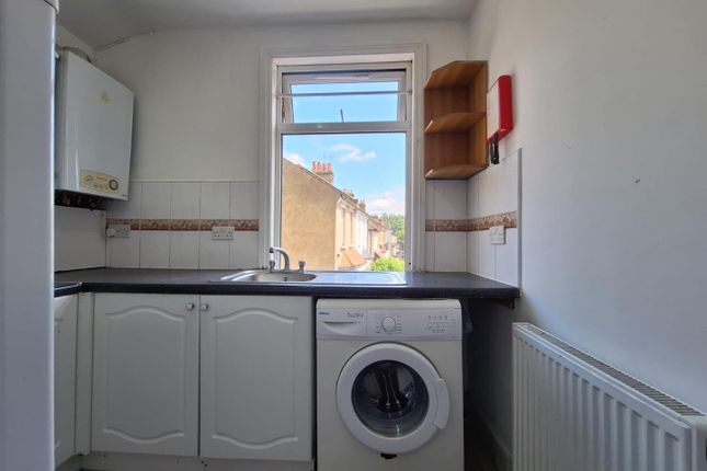 Flat 2, 162, Dysons Road, London photo 4