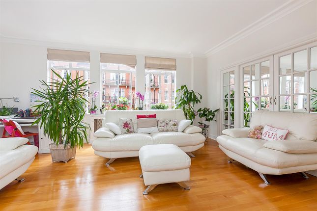 Oakwood Court, London photo 2