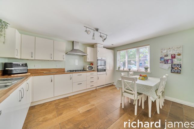 5, Staldon Court, Swindon photo 2