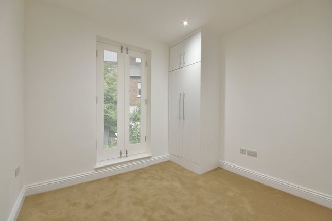 Flat to rent in Russell Road, London