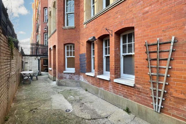 Flat to rent in Oakwood Court, Abbotsbury Road, Kensington